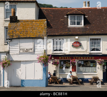 Il Royal Standard pub, vicino ad un vecchio pescatore del net capanna, in Hastings' Old Town, East Sussex, Inghilterra. Foto Stock