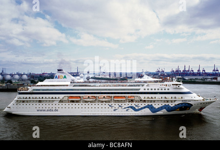 Giugno 28, 2009 - Cruiseship AIDAcara lasciando il porto tedesco di Amburgo. Foto Stock