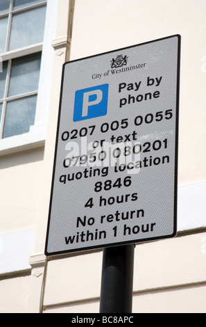 Pagare tramite telefono simbolo di parcheggio nel centro di Londra Foto Stock