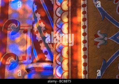 Decorazione su una colonna della chiesa romana di San Austremoine di Issoire. Auvergne. La Francia. Foto Stock