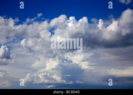 Nimbus nuvole nel blu profondo cielo polarizzato meteorologia, Foto Stock