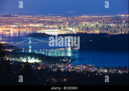 Vista notturna della skyline della città e il Ponte Lions Gate da Cypress Parco Provinciale Vancouver British Columbia Canada Foto Stock