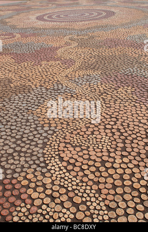 Mosaico del artista aborigeno Michael Nelson Tjakamarra fuori l'ingresso del nuovo Parlamento, Canberra, ACT, Australia Foto Stock