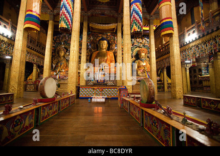 Interno del Punakha Dzong monastero . Golden enormi statue di Buddha nel tempio.91649 Orizzontale Bhutan-Punakha Foto Stock