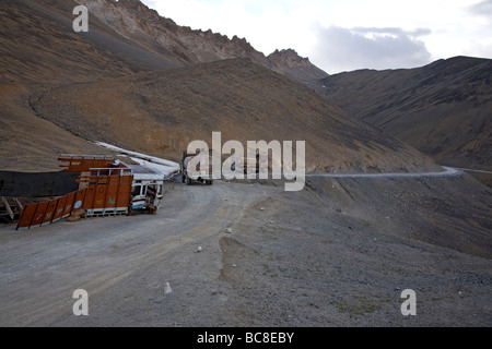 Abbandonato il carrello e camion adibiti al trasporto di combustibile. Manali-Leh road. La Baralacha pass (4883m). Ladakh. India Foto Stock