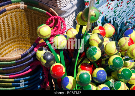 Le merci in vendita sul display al di fuori di un negozio a Royal Tunbridge Wells Foto Stock