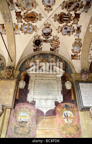 Soffitti dipinti all'interno della biblioteca della città che era una volta una università piazza Galvani bologna italia Foto Stock