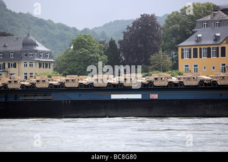 Veicoli Humvee sul trasporto lungo il fiume Reno Germania Europa Foto Stock