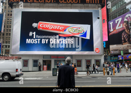 Un enorme cartello luminoso su uno Times Square a New York annuncia Dentifricio Colgate Foto Stock