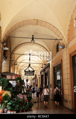Galleria commerciale coperta lungo via Ugo Bassi bologna italia Foto Stock