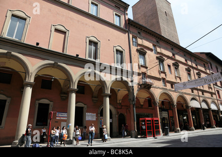 Vista lungo la via dell'indipendenza di una delle strade principali di bologna italia Foto Stock