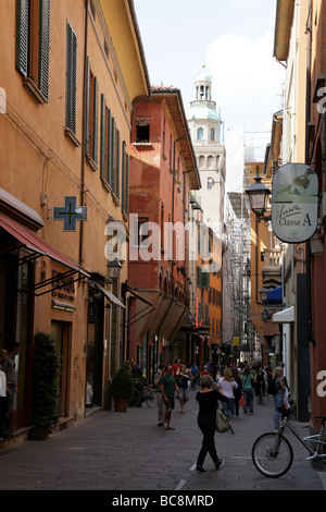 Visualizza in basso via massimo d'azeglio verso accursio torre dell orologio sul palazzo comunale alla fine bologna italia Foto Stock