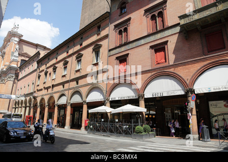 Vista lungo la via dell'indipendenza di una delle strade principali di bologna italia Foto Stock