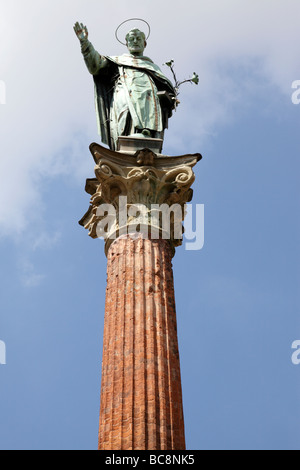 La colonna di san Domenico accanto alla basilica di san domenico piazza san domenico bologna Foto Stock