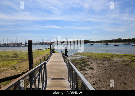 Visualizza in basso la Warsash a Hamble pontile dei traghetti dal molo Warsash, retroilluminato, barche sul fiume Hamble, Warsash, Hampshire, Regno Unito Foto Stock