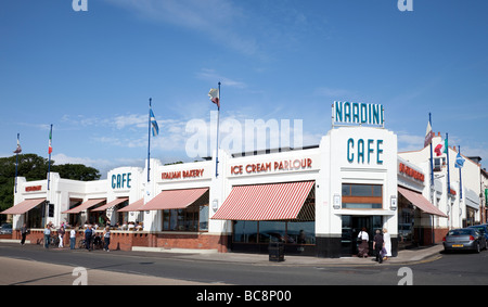 Il famoso Nardini's cafe/gelateria a Largs, Ayrshire, in Scozia Foto Stock