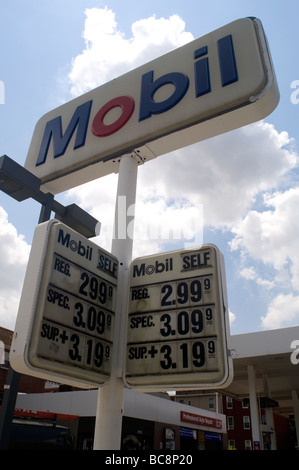 Un Mobil gas station in Astoria Queens a New York sabato 27 giugno 2009 Frances M Roberts Foto Stock