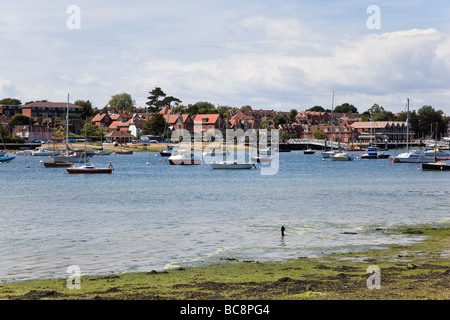 Vista dal Solent modo sentiero a Warsash di Hamble Le riso sulla riva opposta del fiume Hamble Hampshire REGNO UNITO Foto Stock