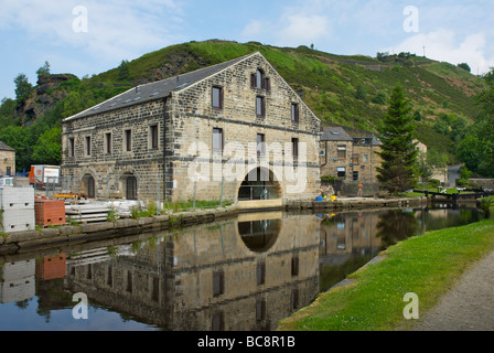 Gauxholme Wharf a Rochdale Canal, vicino Todmorden, West Yorkshire, Inghilterra, Regno Unito... che viene ripristinato per commerciale & uso residenziale Foto Stock