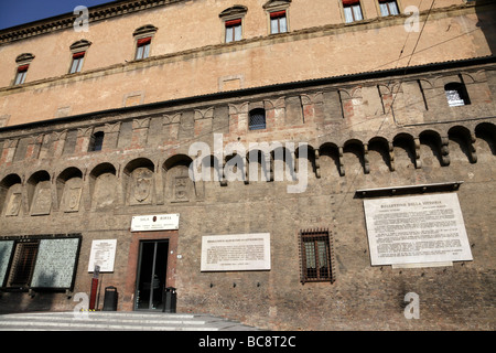 Esterno della sala borsa ora una libreria piazza nettuno bologna italia Foto Stock