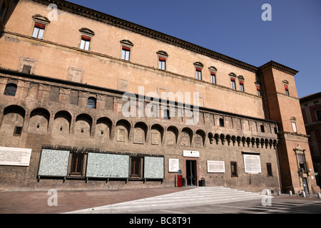 Esterno della sala borsa ora una libreria piazza nettuno bologna italia Foto Stock