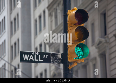 La luce verde sul Wall Street a New York City Foto Stock