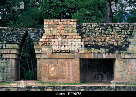 Dettaglio della sfera di Maya corte datato al 775 D.C. con EAGLE CARVING ROVINE COPAN HONDURAS Foto Stock