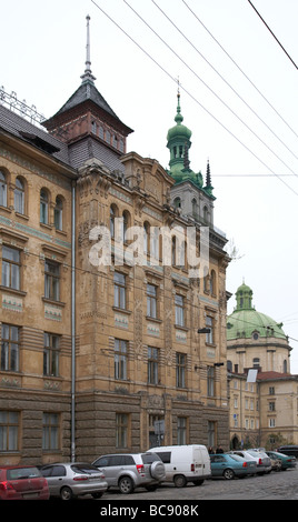 Street con le automobili e cattedrale Dominicana e Uspenjska (Dormizione della Vergine Maria) Chiesa di distanza (città di Lviv, Ucraina) Foto Stock