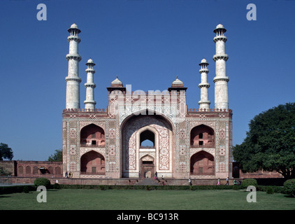 Mausoleo AKBARS tomba completata nel 1613 dal figlio del re con dossi AGRA INDIA Foto Stock