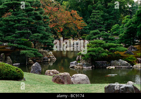 Classico giardino giapponese per motivi di al Castello Nijo costruito nel 1603 da HIDEYOSHI KYOTO IN GIAPPONE Foto Stock