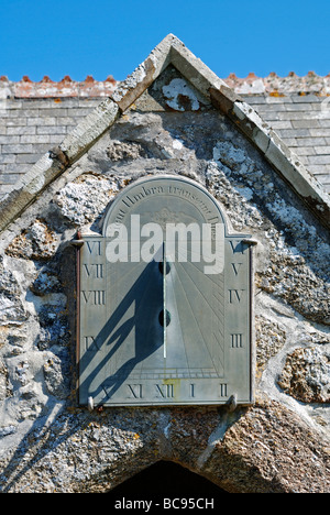 Un sun dial sopra la porta d ingresso al st.leven chiesa vicino porthcurno in cornwall, Regno Unito Foto Stock