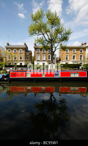 Canal Boat ormeggiato sul Regent's Canal accanto a Bloomfield Road, Maida Vale, London, Regno Unito Foto Stock