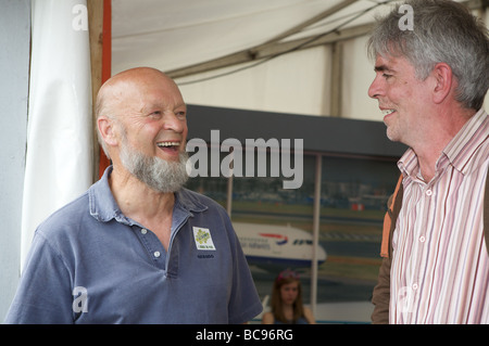 John Sauven (Direttore esecutivo di Greenpeace ) riunione Michael Eavis (proprietario del terreno e organizzatore del festival di Glastonbury) 2009 Foto Stock