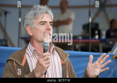 John Sauven, direttore esecutivo di Greenpeace intervenendo alla conferenza stampa dietro le quinte a Glastonbury 2009 Foto Stock