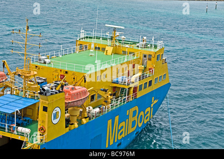 Blu chiaro e giallo barca posta nella baia di Nassau Bahamas Foto Stock