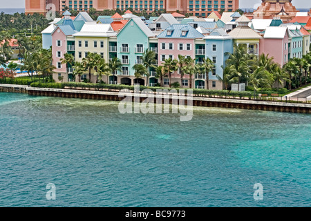 Condomini colorati nella parte anteriore del Atlantis Resort a Nassau, Bahamas Foto Stock