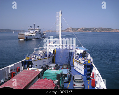 SARDINIA ferries plica tra il nord est terraferma porto di Palau e l'isola di La Maddalena Foto Stock