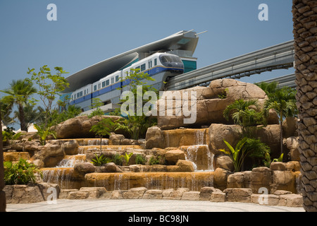 Dubai Palm Jumeirah treno monorotaia via EMIRATI ARABI UNITI Foto Stock