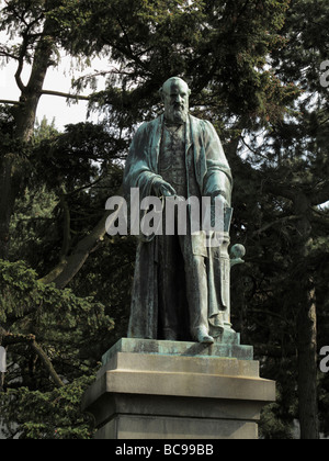 Statua di Lord Kelvin (William Thompson) Botanic Gardens Belfast. Foto Stock