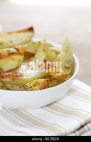 Pane appena sfornato ciotola di rosmarino e aglio aromatizzato Spicchi di patate con n. di persone Foto Stock