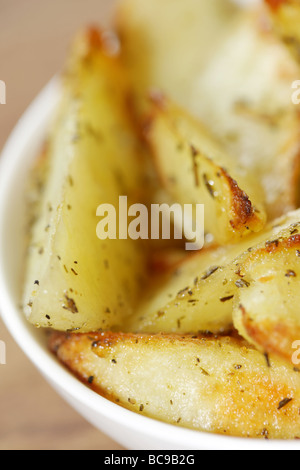 Pane appena sfornato ciotola di rosmarino e aglio aromatizzato Spicchi di patate con n. di persone Foto Stock