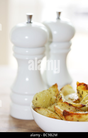 Pane appena sfornato ciotola di rosmarino e aglio aromatizzato Spicchi di patate con n. di persone Foto Stock