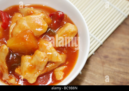 Stile cinese dolce e aspro pollo serviti in una ciotola con il n. di persone Foto Stock