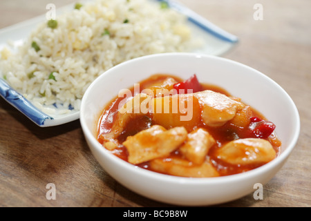 Stile cinese dolce e aspro pollo serviti in una ciotola con il n. di persone Foto Stock