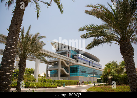 Dubai Palm Jumeirah treno monorotaia e via EMIRATI ARABI UNITI Foto Stock