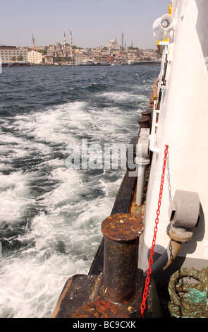 Istanbul Turchia vista da un Bosforo ferry boat come foglie Eminonu e la parte europea della città lungo il tragitto per Uskudar Foto Stock