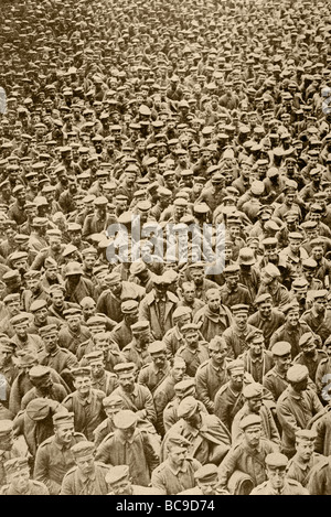 Prigionieri di guerra tedeschi presi dalle truppe inglesi all'inizio della seconda battaglia della Somme. Foto Stock