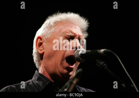 Catalano cantante spagnolo Raimon è visto durante un concerto su 2008 nell università di Madrid Spagna Foto Stock