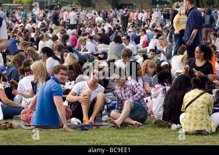 La gente in coda a Wimbledon Park per i biglietti per il torneo di Wimbledon Tennis Championships Foto Stock