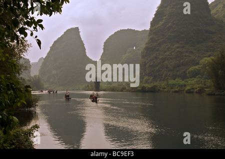 Gite in barca sul fiume Yulong vicino a Yangshuo Guangxi Cina Foto Stock